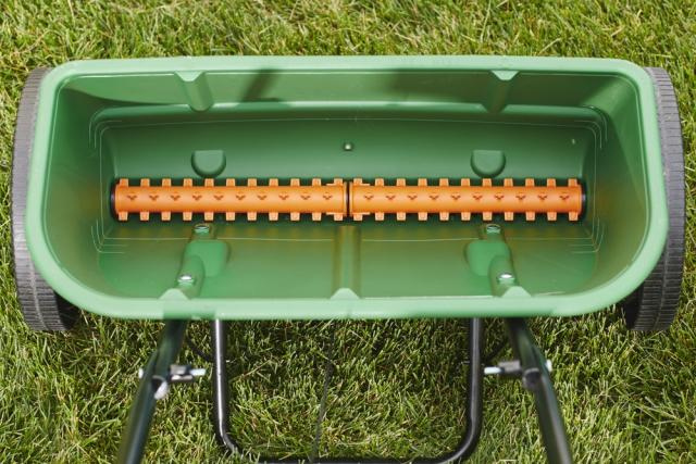 Scotts Turf Builder Classic Drop Spreader - Holds Up to 10,000 sq. ft. of Scotts Lawn Product